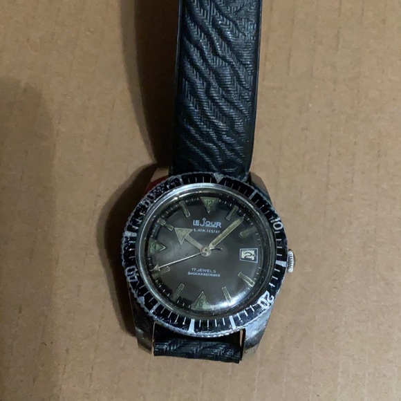 Vintage Swiss Le Jour Dive Watch RARE RUNS - Picture 3 of 5